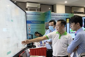 访客在参观了解Techmart展位的技术设备产品。