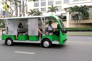 在居民区活动的电动车。