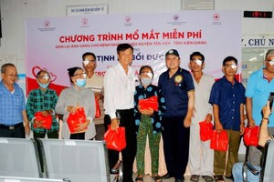 培德精舍代表与病人手术后合摄。