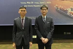 5月29日，在济洲，韩国外交部原子能不扩散外交企划官朴永孝（左）与日本外务省裁军、防扩散与科学部部长海部笃举行裁军不扩散协议会。（图：韩联社）