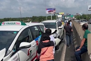 5辆汽车在高速路连环追尾