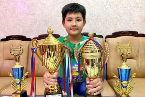 周宇亨与夺得的各奖杯。