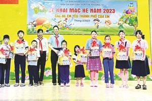 第五郡第十四坊人委会奖励清贫优秀生。