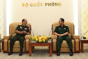 国防部副部长武海产上将（右）接见老挝人民军队后勤总局主任坎弗‧西沙旺(音)中将。（图：人民军队报）