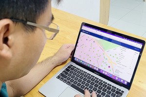 民眾在第一郡WEBGIS系統上搜查資訊。