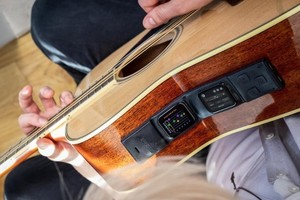 用家把智能设备贴在吉他上便能立刻使用。