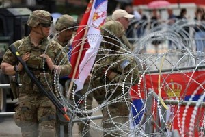 由美军组成的北约维和部队 5月31日在科索沃一个市政厅外驻守。（图：路透社）