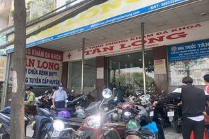 警方对“新隆”全科诊所进行搜查违规证据。（图：P.T）