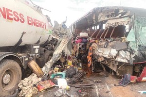 加纳一大客车与油罐车相撞