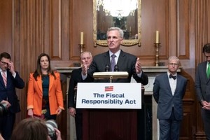 当地时间5月31日，美国众议院议长麦卡锡就众议院通过联邦债务上限法案后举行的新闻发布会上发表讲话。（图：AP）