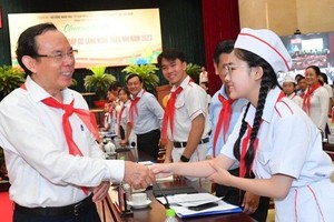 市委书记阮文年与少儿会晤。（图：越勇）