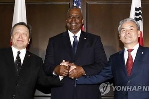 6月3日，在新加坡，韩国防长李钟燮（右起）同美国国防部长劳埃德·奥斯汀、日本防卫大臣浜田靖一举行会谈。图为韩美日防长握手合影。（图：韩联社）