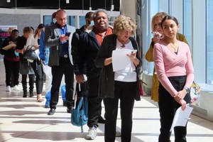 美国劳工部2日公布，5月非农就业人口增加33.9万人，远超出市场预期。（图：AP）