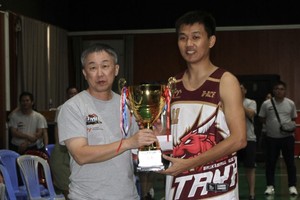 大亚越南公司副董事长沉尚道（左）向大亚A球队代表颁发冠军盃。