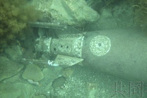 图为在岛根县隐岐之岛町大久渔港附近发现的类似鱼雷物体。（图：共同社）