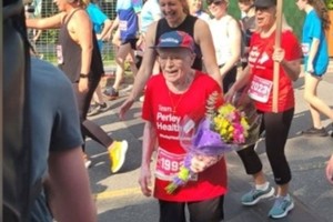 96 岁妇 5 公里长跑创纪录