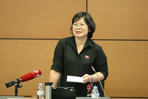 市国会代表文氏白雪在讨论会上发表建议。（图：光福）