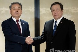 当地时间6月4日，在新加坡，韩国防长李钟燮（左）借出席第20届亚洲安全会议（香格里拉对话会）之机同日本防卫大臣浜田靖一举行会谈。图为两位防长在会谈前握手合影。（图：韩联社）