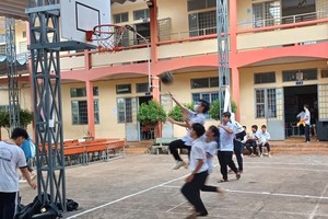 学生们正在练习打篮球。