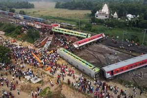 2023年6月3日，从高处拍摄的视频片段，展示了在印度巴拉索尔附近发生的三列火车相撞事故现场。（图：AFP）