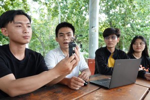 具备许多辅助功能的假手指获得芹苴市大学大学生小组用了半年时间来研发出来。