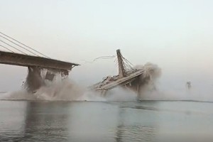 印度比哈尔邦大桥局部坍塌