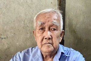 程老抱病兜售彩票维生