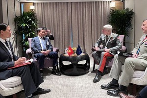 越南国防部副部长黄春战上将和欧盟军事委员会主席罗伯特‧布里格尔大将举行双边会晤。（图：人民军队报）