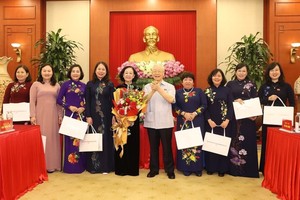 党中央总书记阮富仲向第十五届国会女代表赠送礼物。（图：越通社）