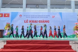 迎合年轻人的新潮开朗思想，学生舞队常备受欢迎。图为The Badass 舞队在学校开课日登台献艺。