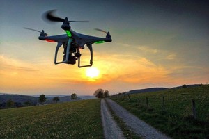 用无人机监察高速路项目。（示意图：互联网）