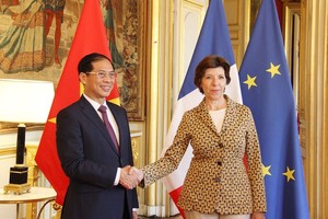 法国欧洲和外交部部长卡特琳‧科隆纳迎接越南外交部长裴青山。