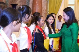 国家副主席与儿童模范交谈。（图：越通社）