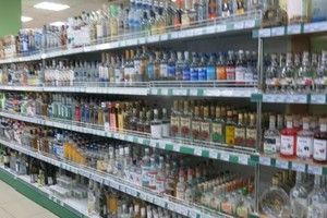 图为俄罗斯一超市货架上摆满各种各类酒精饮料。（图：互联网）