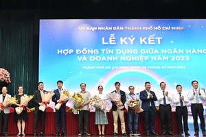 今年在本市举行的银行与企业签约仪式。