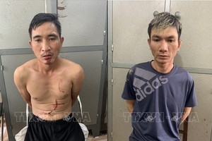 被抓获的2名劫匪，左起分别为阮文营和梁文达。（图：越通社）