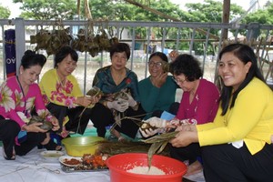 现场示范包粽活动吸引游客。