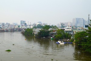 场地清拆工作在机制和政策上遇到不少困难，影响了工作进度。