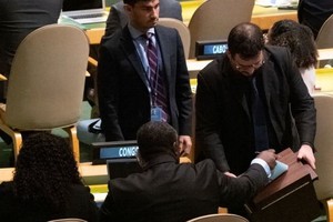 一名外交官代表自己的国家投票选举五个新的安理会非常任理事国。（图：联合国）