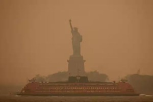 自由女神像笼罩在烟雾中。（图：互联网）