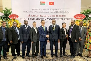 与会嘉宾出席瓦努阿图共和国驻本市总领事馆办公厅落成典礼仪式。（图：市党部新闻网）