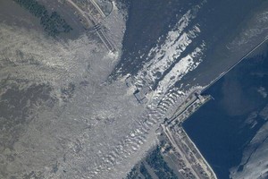 当地时间2023年6月6日，赫尔松地区，卫星图像显示卡霍夫卡大坝的损坏情况。（图：视觉中国）