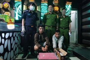 被当场抓获的两名毒贩及冰毒物证。（图：警方提供）