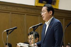 6月8日，日本首相岸田文雄在参院财政金融委员会上答辩。（图：共同社）