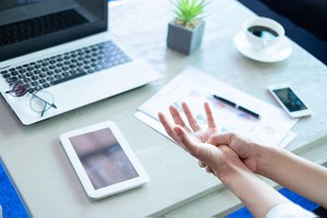 手机滑不停 手指卡卡难伸直？