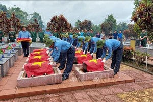 追悼与安葬 12 位烈士骸骨