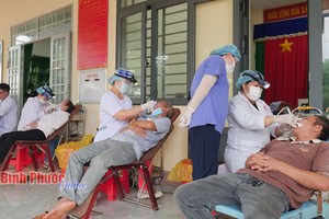 第四郡祥源寺慈善会医生团亲往平福省蒲登县为当地民众提供义诊。（图：平福在线）