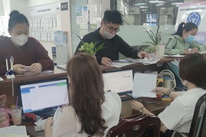民众在市社保机关办理社保、医保手续。