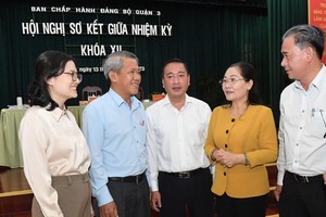 市人民议会主席阮氏丽与第三郡领导干部交谈。（图：越勇）