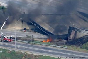 火势严重破坏了一座四线道的北向高架桥，导致其中一大段坍塌。（图：AP）